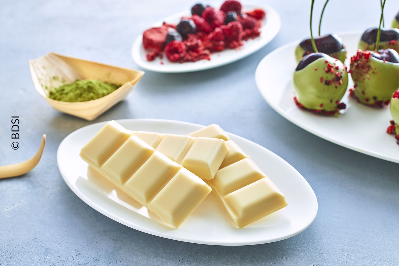 Weiße Schokolade, Matcha, gefriergetrocknete rote und frische Früchte vereint zu einer sommerlich fruchtig-süß-sauren und gleichzeitig herben Genusspause.