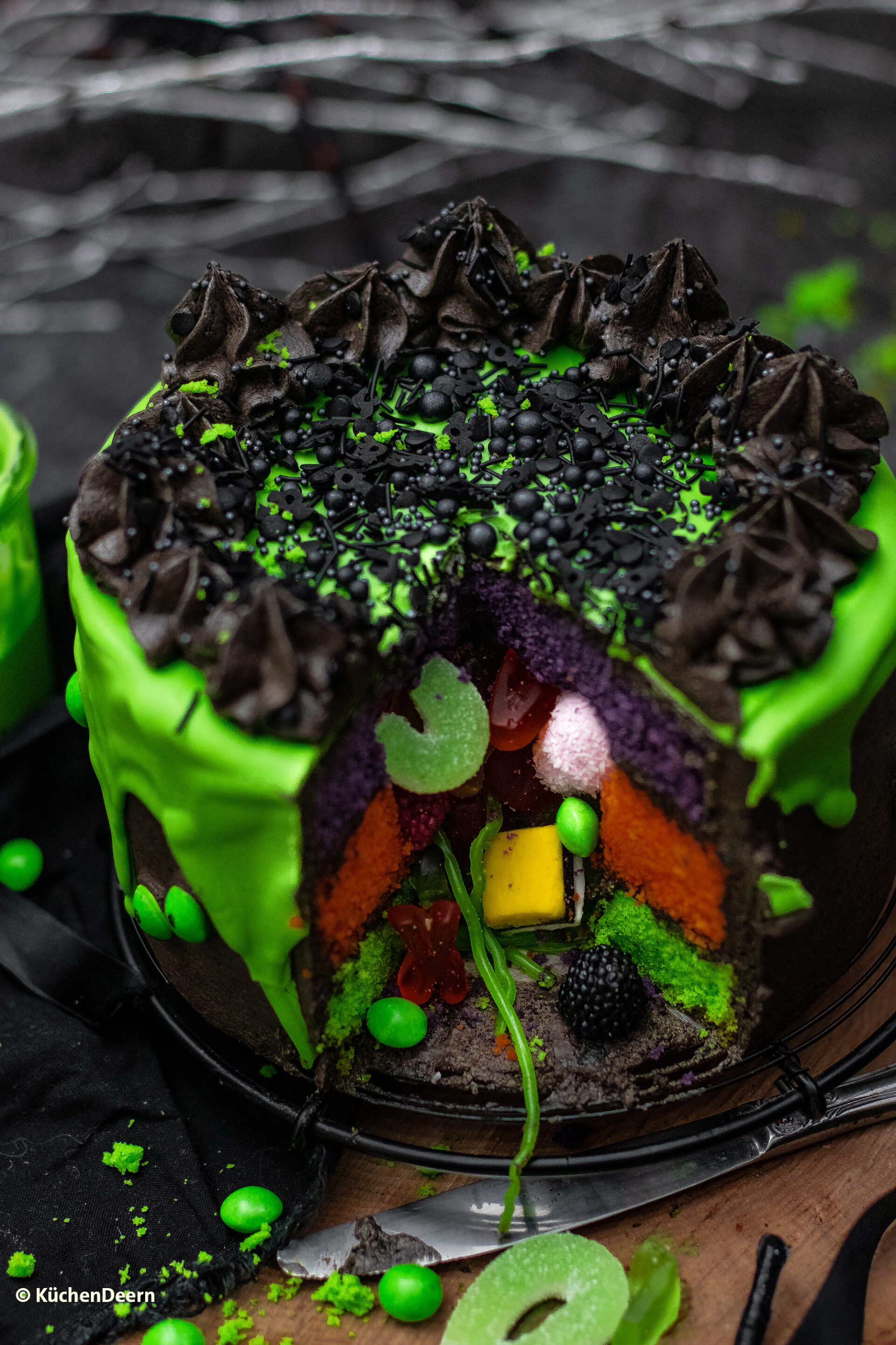Eine wilde Halloween-Torte mit Süßwaren und Co. von KüchenDeern aus Hamburg.